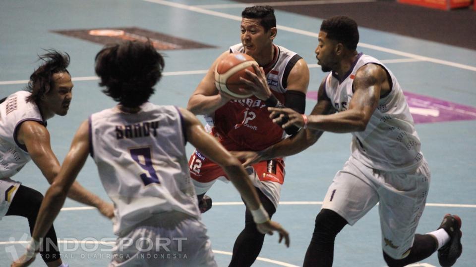 Fandi Andika (kedua dari kanan) dijaga ketat tiga pemain CLS Knights Surabaya. - INDOSPORT
