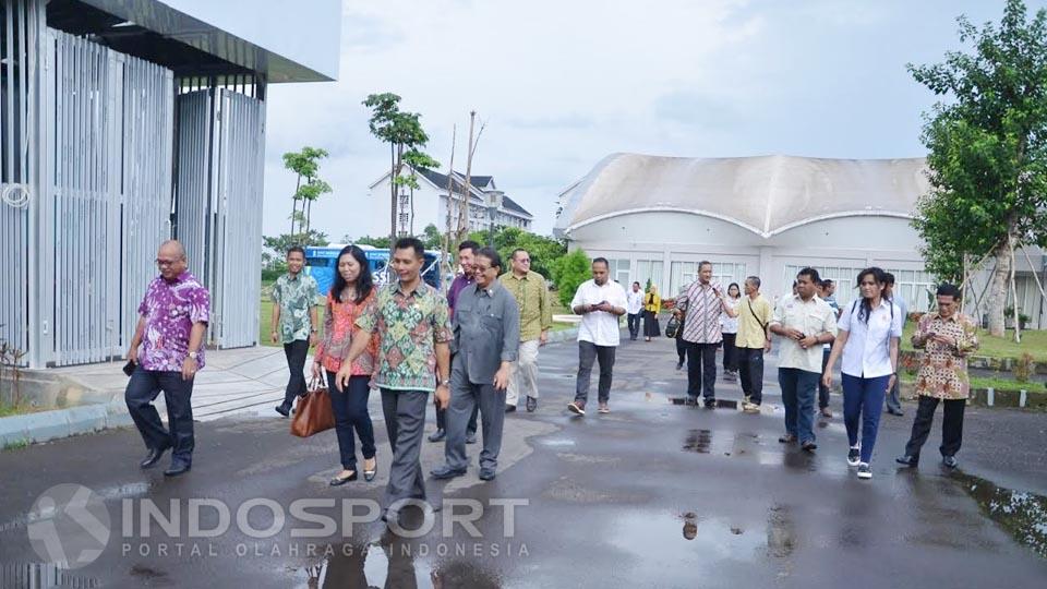 Komisi X DPR RI berjalan kaki untuk melihat kesiapan Jakabaring Sport City, jelang menjadi tuan rumah Asian Games 2018. - INDOSPORT