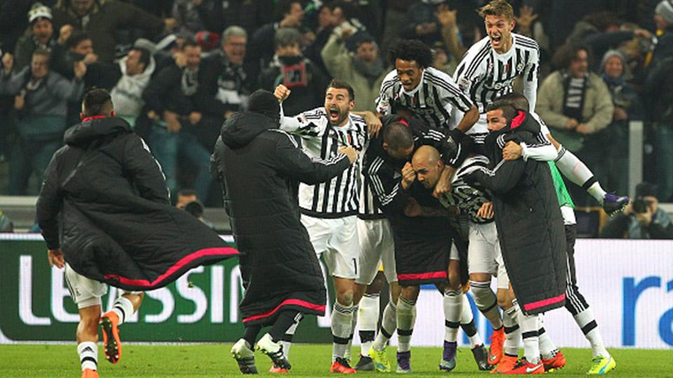 Simone Zaza dikerubungi para pemain Juventus merayakan gol di gawang Napoli yang membawa Bianconeri ke puncak klasemen pada Minggu (14/02/16). - INDOSPORT