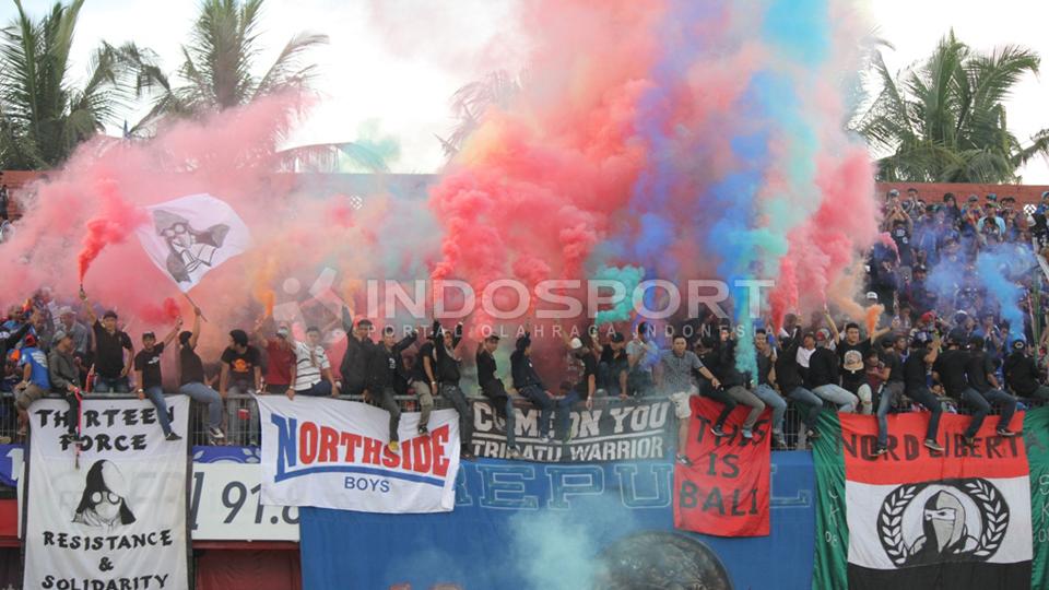 Flare aneka warna terpadu rapi dari barisan Nord Side Boys, salah satu kelompok suporter Bali United. Copyright: Ian Setiawan/INDOSPORT