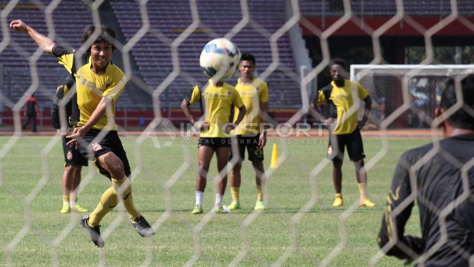 Indosport - Mantan Gelandang Persib dan Sriwijaya FC Asri Akbar (kiri) melakukan shooting saat latihan.