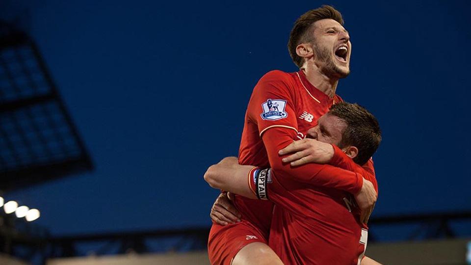 Adam Lallana dan James Milner merayakan selebrasi selama pertandingan Premier League Liverpool vs Everton pada Kamis 21 April 2016 di Anfield, Liverpool. - INDOSPORT