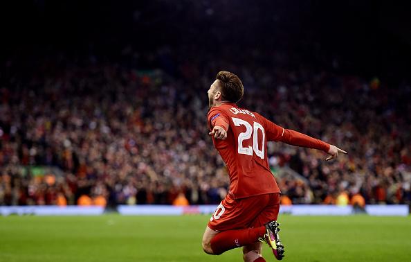 Gelandang Liverpool, Adam Lallana sedang melakukan selebrasi. - INDOSPORT