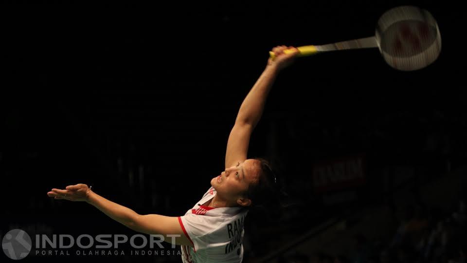 Tunggal putri Indonesia Hana Ramadani melakukan pukulan smash. - INDOSPORT