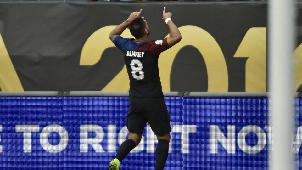 Clint Dempsey melakukan selebrasi usai mencetak gol ke gawang Kosta Rika. - INDOSPORT
