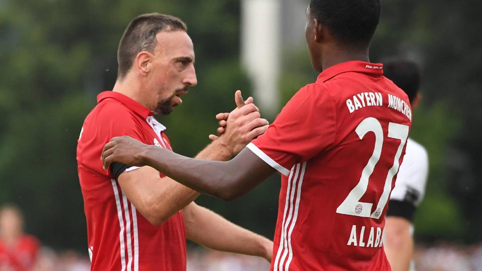 Franck Ribery (kiri) dan David Alaba selebrasi, Bayern Munchen membuahkan tiga gol tak terbalas. - INDOSPORT