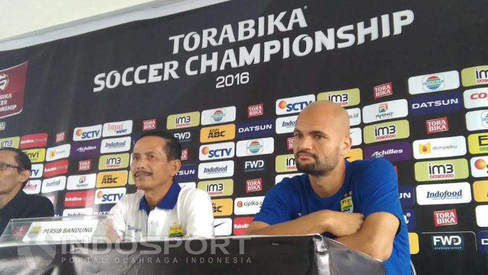 Djanur telah mengevaluasi kekurangan Persib Bandung sebelum menghadapi Persepam Madura United. - INDOSPORT