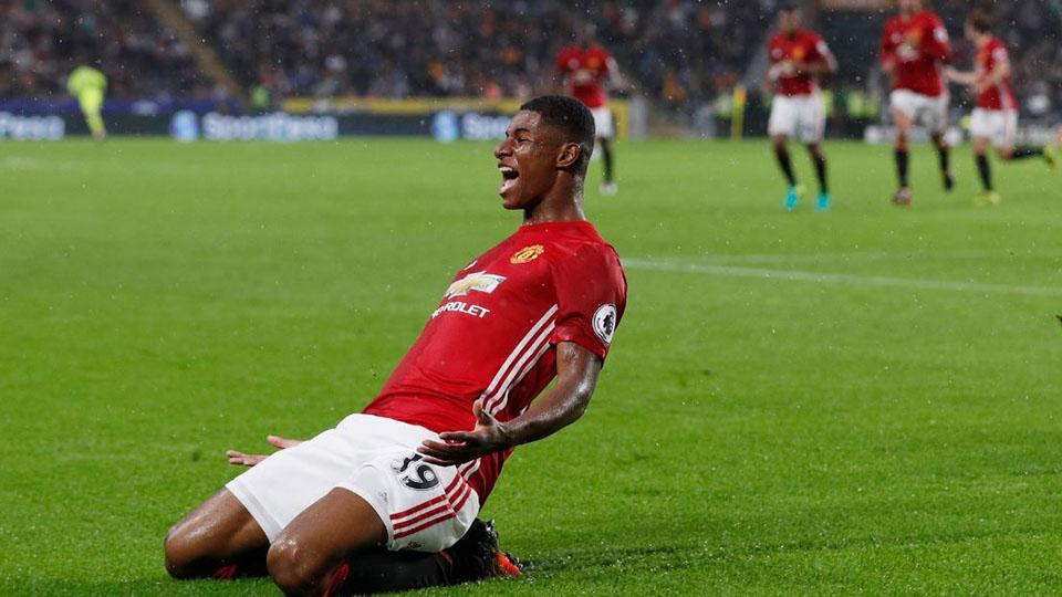 Aksi selebrasi Marcus Rashford usai mencetak gol ke gawang HUll City. - INDOSPORT