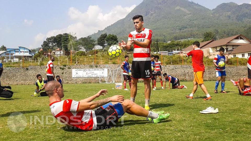 Madura United tak mau meremehkan Persib Bandung yang bermain tanpa enam pemain andalannya. - INDOSPORT