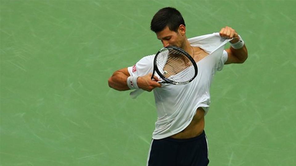 Novak Djokovic melakukan aksi yang tidak biasa saat dikalahkan Nick Kyrgios di babak keempat Indian Wells 2017. - INDOSPORT