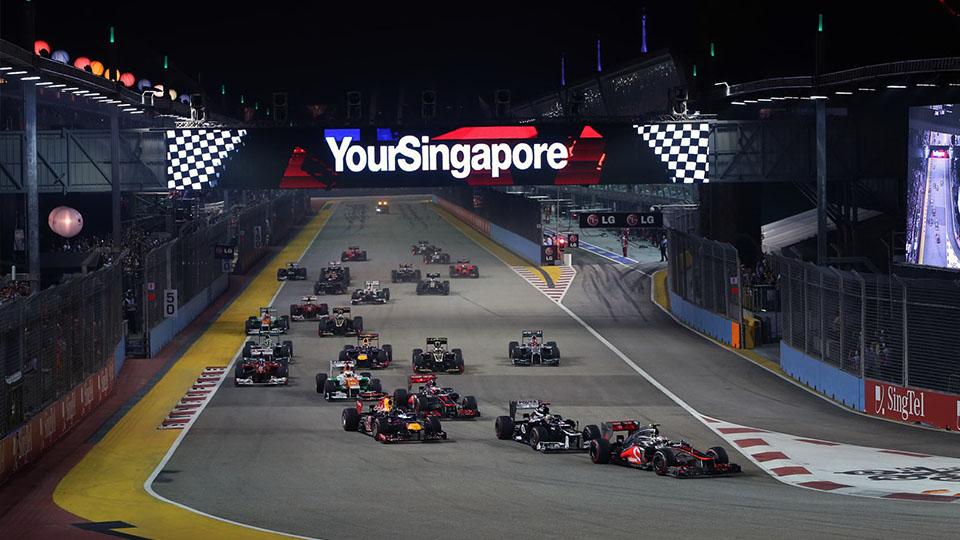 Situasi balapan malam hari di GP Singapura. - INDOSPORT