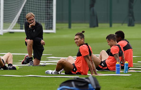 Roberto Firmino sedang latihan bersama penggawa Liverpool lainnya dan dipantau oleh Jurgen Klopp. - INDOSPORT