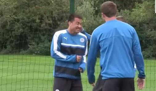 Shinji Okazaki dapat hukuman berupa jewer kuping. - INDOSPORT