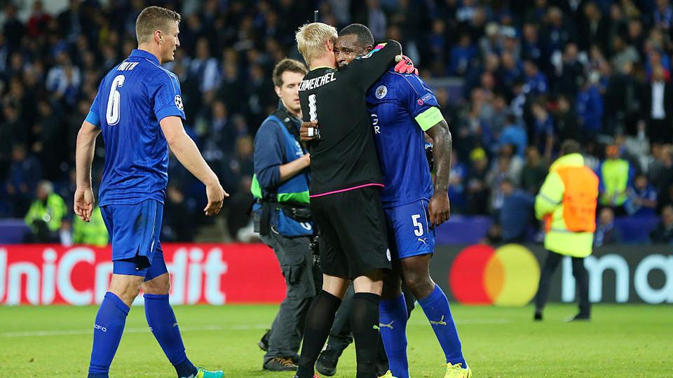 Kapten Leicester, Wes Morgan selebrasi bersama Kasper Schmeichel pada laga Liga Champions Rabu (28/09/16) dini hari WIB. - INDOSPORT