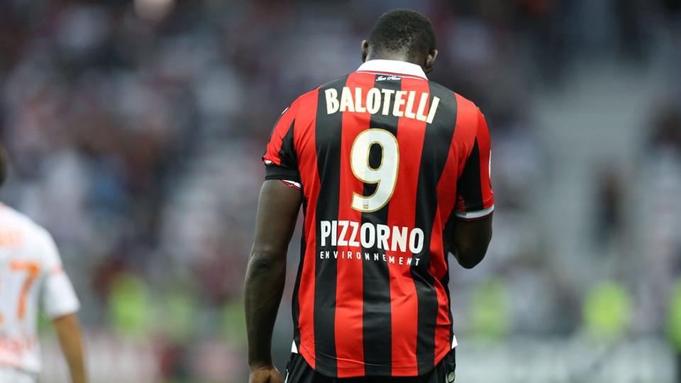 Mario Balotelli kecewa lantaran dikartu merah pada menit akhir saat hadapi Lorinet. - INDOSPORT