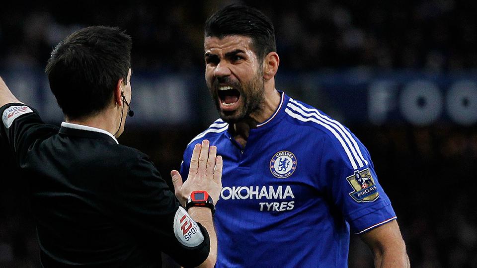Aksi emosional penyerang Chelsea, Diego Costa kepada wasit. - INDOSPORT