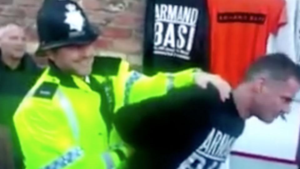 Jamie Carragher harus diamankan polisi akibat menggelar lapak dagangan di Stadion Anfield. - INDOSPORT