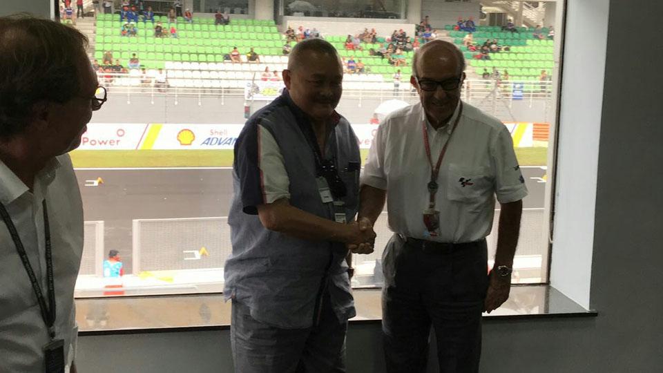 Gubernur Sumater Selatan, H Alex Noerdin bersama perwakilan Dorna. - INDOSPORT