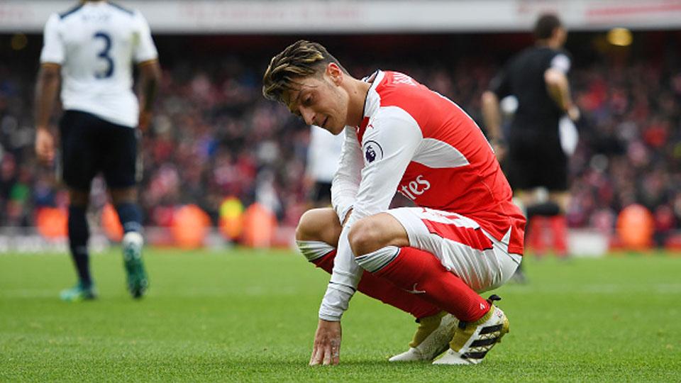 Mesut Ozil pada pertandingan antara Arsenal dan Tottenham Hotspur (06/11/16). - INDOSPORT