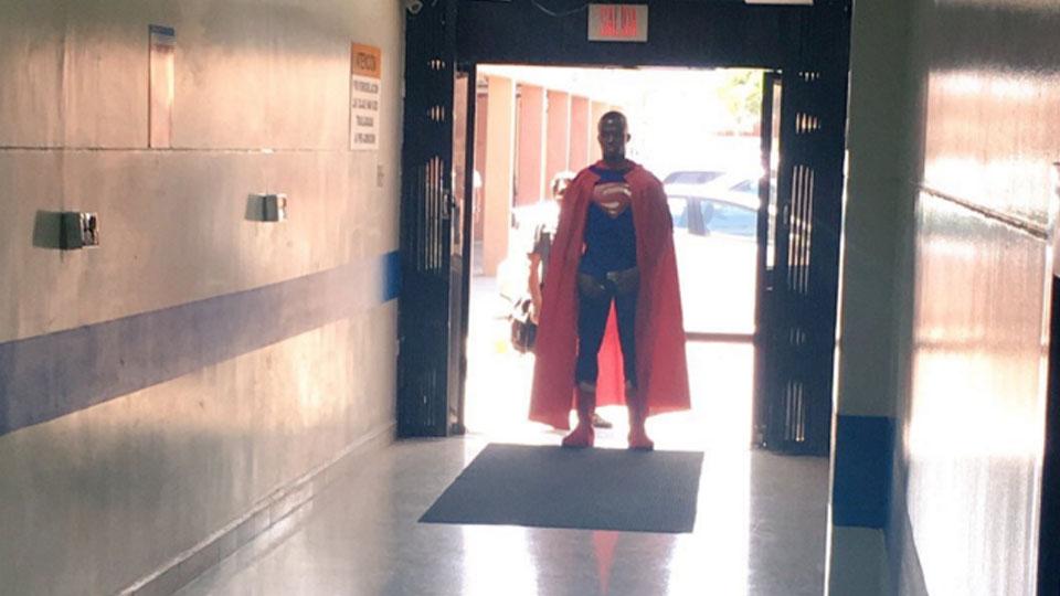 Enner Valencia mendatangi sebuah rumah sakit anak penderita kanker dengan kostum superman. - INDOSPORT