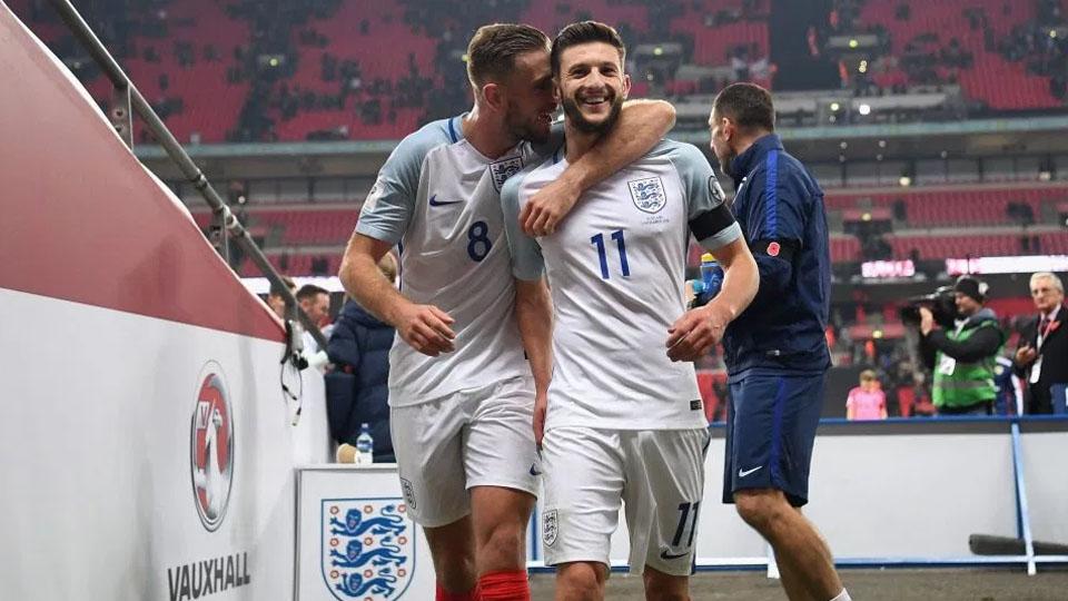 Jordan Henderson dan Adam Lallana sama-sama pergi menyaksikan striptis. - INDOSPORT