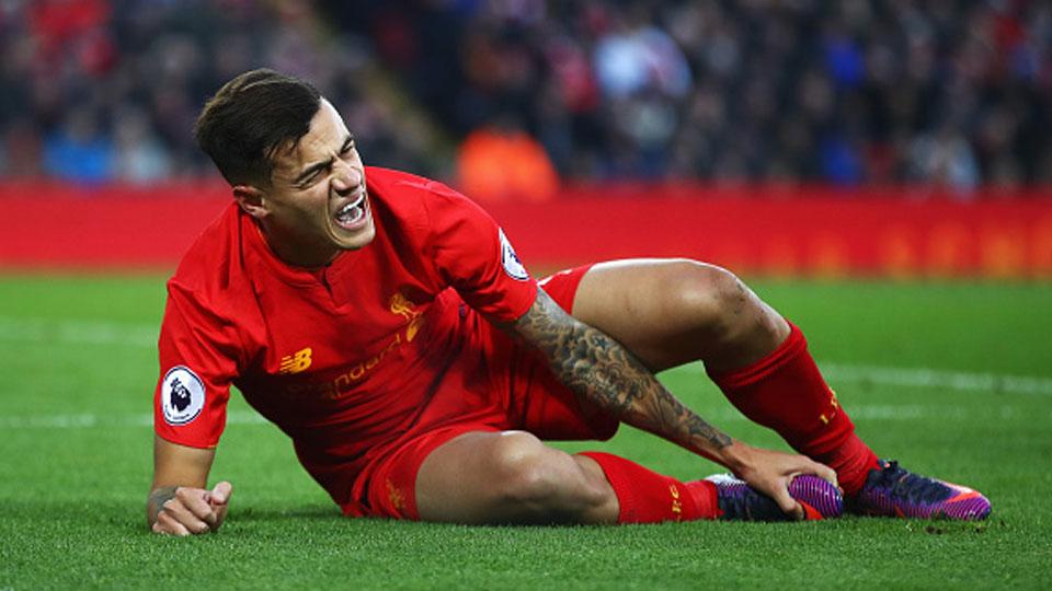 Philippe Coutinho mengerang kesakitan setelah benturan dengan pemain Sunderland. - INDOSPORT