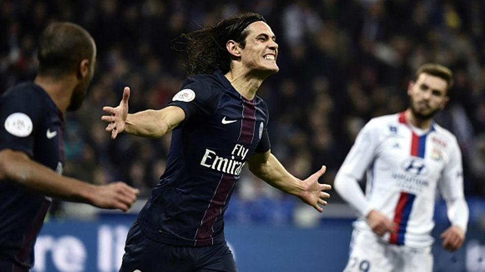 Edinson Cavani selebrasi pada laga melawan Lyon (28/11/16) - INDOSPORT