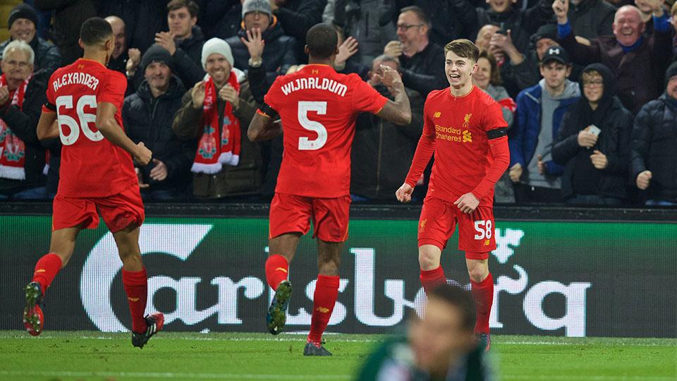 Para pemain Liverpool merayakan gol yang dicetak Ben Woodburn ke gawang Leeds United. - INDOSPORT