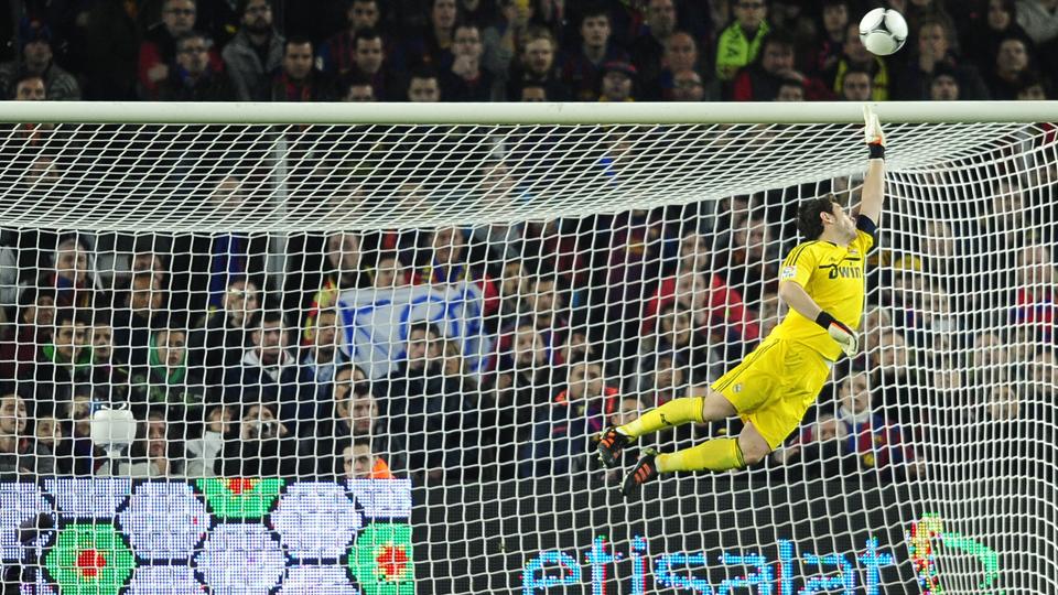 Mantan kiper Real Madrid, Iker Casillas harus terbang demi menyelamatkan gawangnya dari serangan lawan. - INDOSPORT