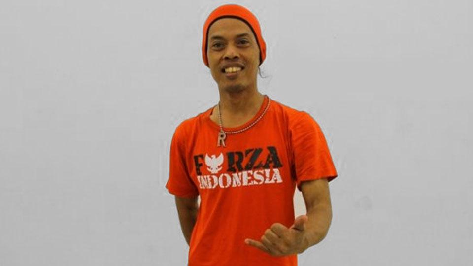 Ronaldikin, salah satu pendukung Timnas Indonesia dengan kaus bertuliskan Forza Indonesia. - INDOSPORT