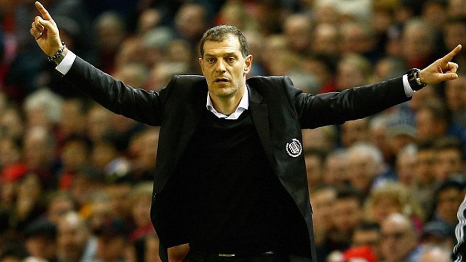 Ekspresi Slaven Bilic saat melawan Liverpool. - INDOSPORT