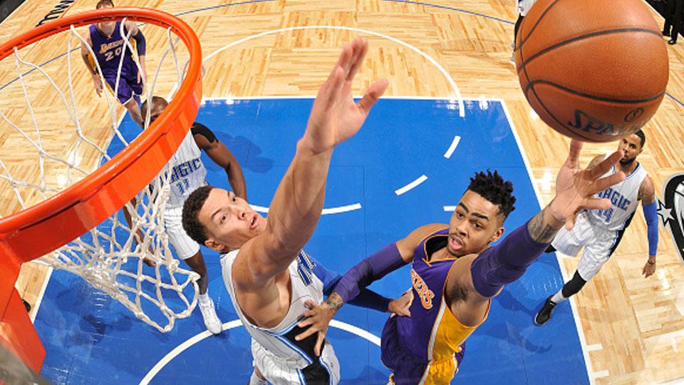 D'Angelo Russell (kanan) berusaha memasukan bola ke ring basket Orlando Magic. - INDOSPORT