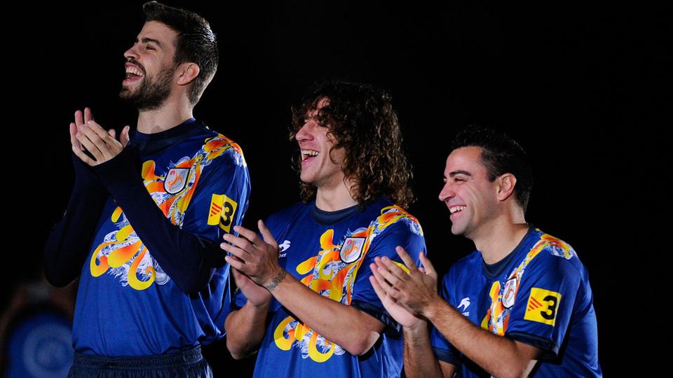 Xavi Hernandez (kanan) ketika memperkuat Timnas Catalan bersama Carles Puyol dan Gerard Pique. - INDOSPORT