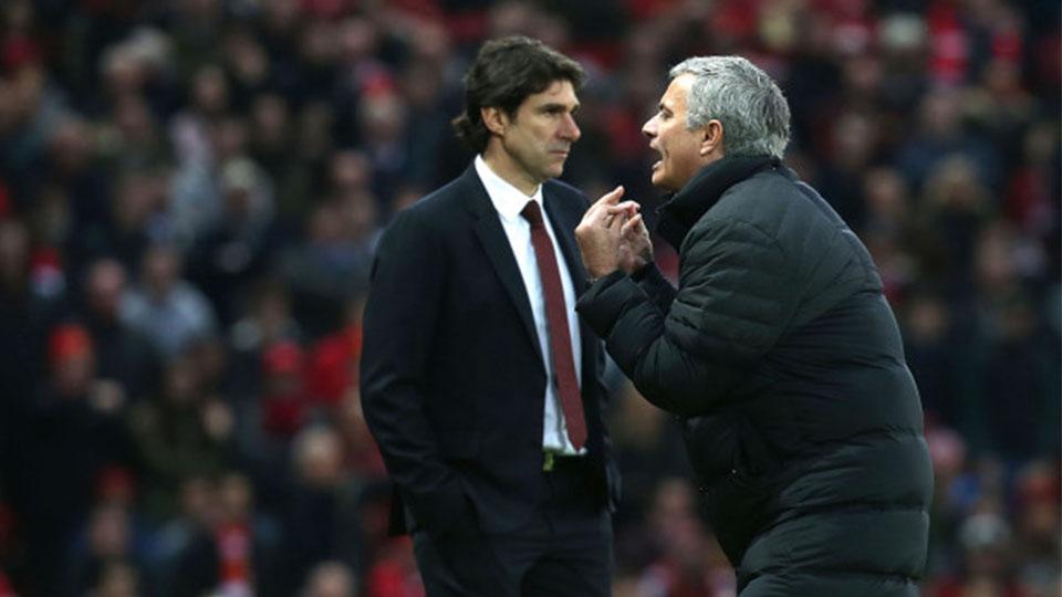 Jose Mourinho dan Aitor Karanka dalam laga Man United melawan Middlesbrough. - INDOSPORT