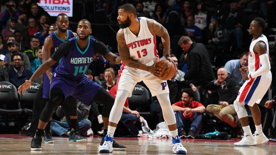 Marcus Morris mencari rekan di tengah penjagaan pemain Charlotte Hornets. - INDOSPORT