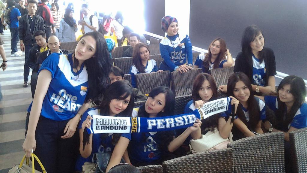 Deretan bobotoh cantik mendukung langsung tim kesayangan mereka di stadion. - INDOSPORT