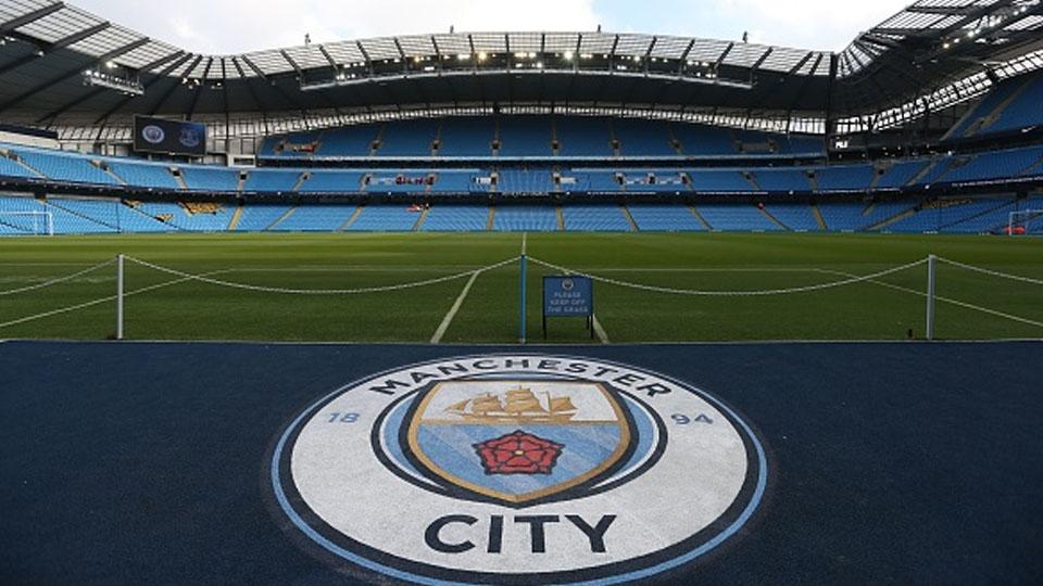 Logo Manchester City terbentang di Etidah Stadium. - INDOSPORT
