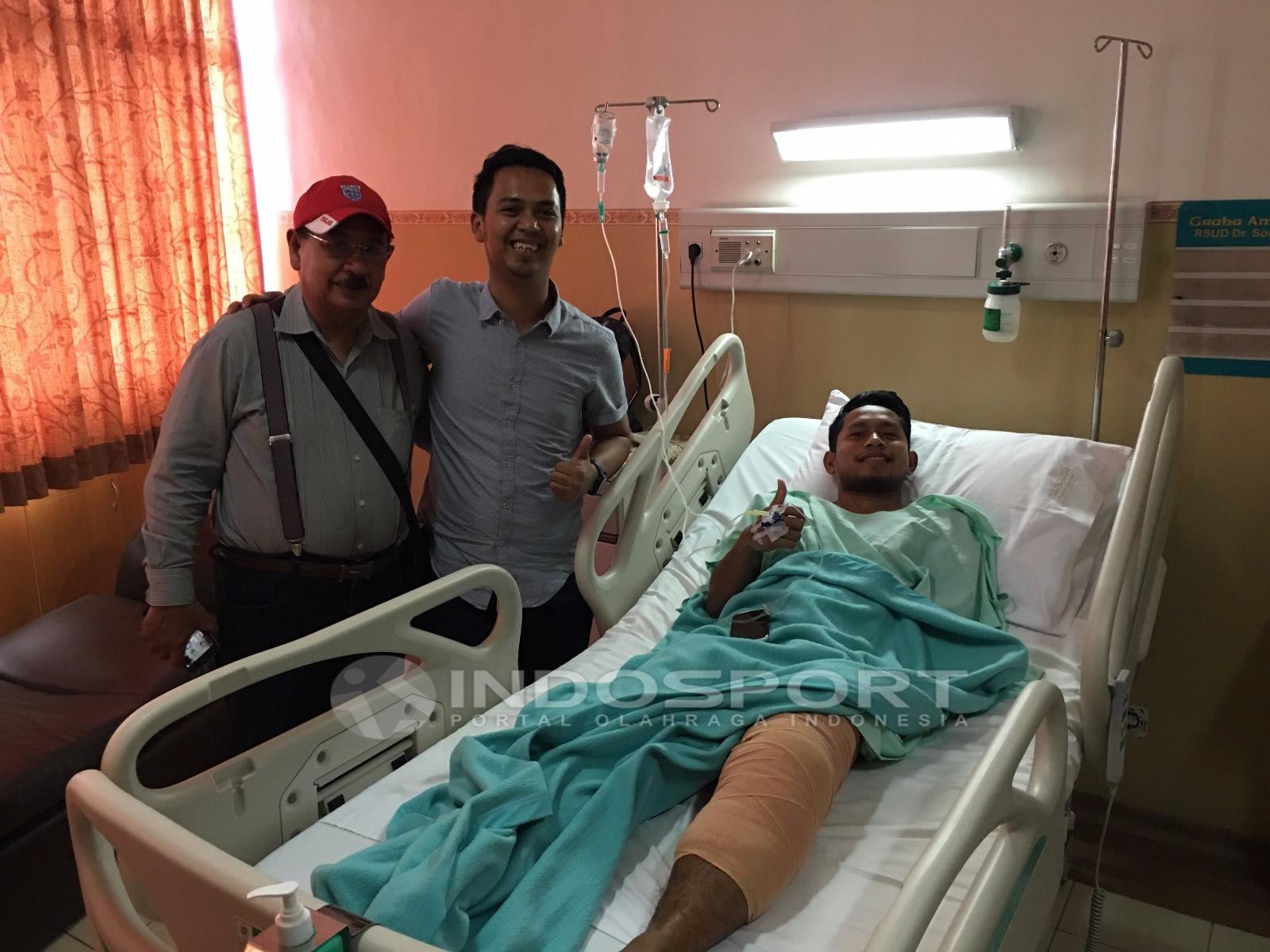 Andik Vermansah usai menjalani operasi. Copyright: INTERNET/FAJAR KRISTANTO