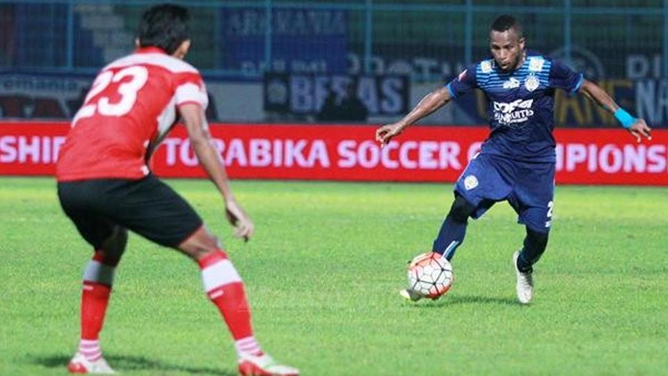 Oktovianus Maniani (kanan) saat mengontrol bola melawan Madura United. - INDOSPORT