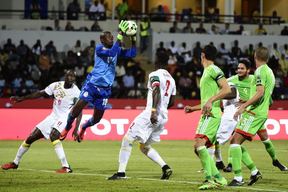 Kiper Senegal, Khadim N'Diaye, saat melawan Aljazair di Piala Afrika 2017. - INDOSPORT