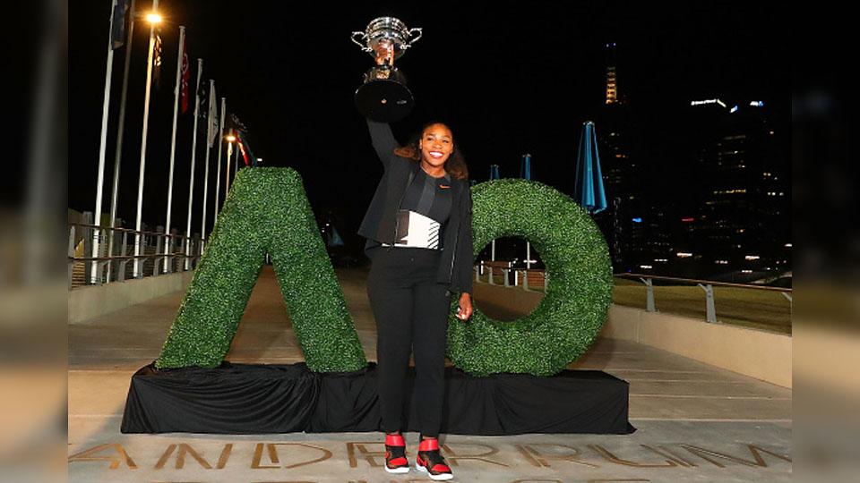 Serena Williams foto bersama trofi Australia Terbuka. - INDOSPORT