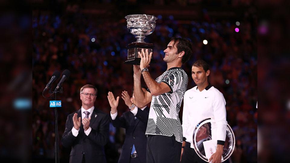 Roger Federer saat angkat trofi Australia Terbuka 2017. - INDOSPORT