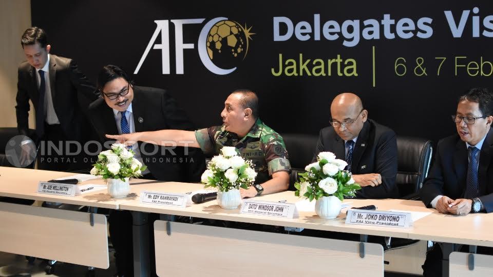 Kiri-kanan: Hanif Thamrin, Ade Wellington, Edy Rahmayadi, Dato Windsor John dan Joko Driyono. - INDOSPORT
