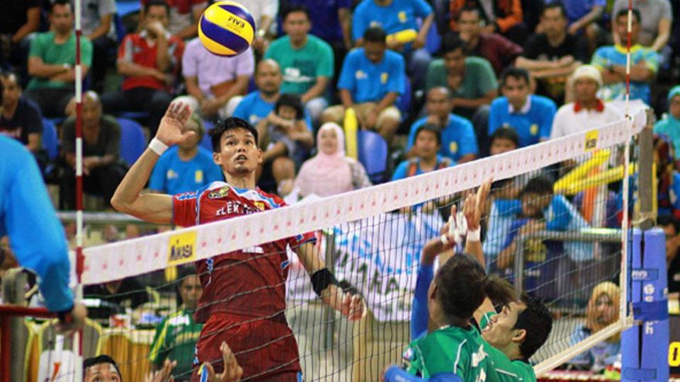 Sebuah smash keras dari pemain Jakarta Electric PLN. - INDOSPORT