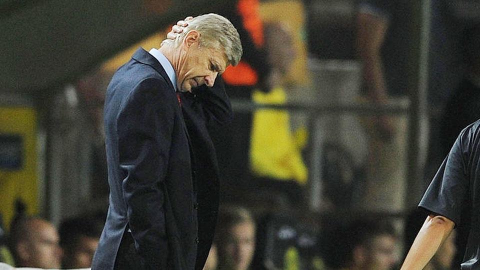 Arsene Wenger tampak frustasi dengan penampilan anak asuhnya yang kurang bagus saat melawan Bayern Munchen di ajang Liga Champions 2016/17 kemarin. - INDOSPORT