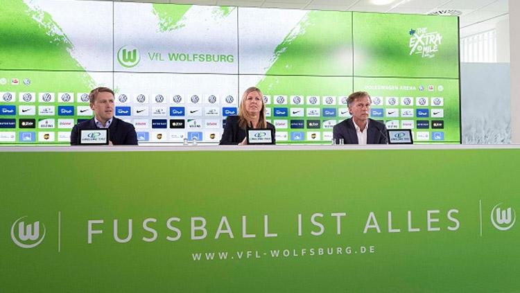 Direktur olahraga Wolfsburg Olaf Rebbe (kiri) memperkenalkan pelatih baru Andries Jonker (kanan) saat jumpa pers. - INDOSPORT