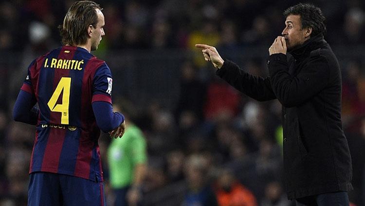 Gelandang Barcelona, Ivan Rakitic bersama Luis Enrique. - INDOSPORT