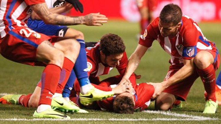 Fernando Torres mendapat pertolongan pertama dari Gabi dan Sime Vrsaljko. - INDOSPORT