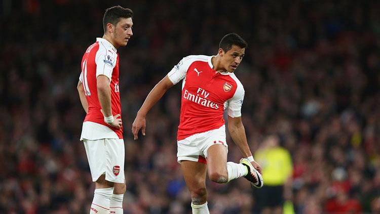 Dua penggawa Arsenal, Mesut Ozil dan Alexis Sanchez. - INDOSPORT