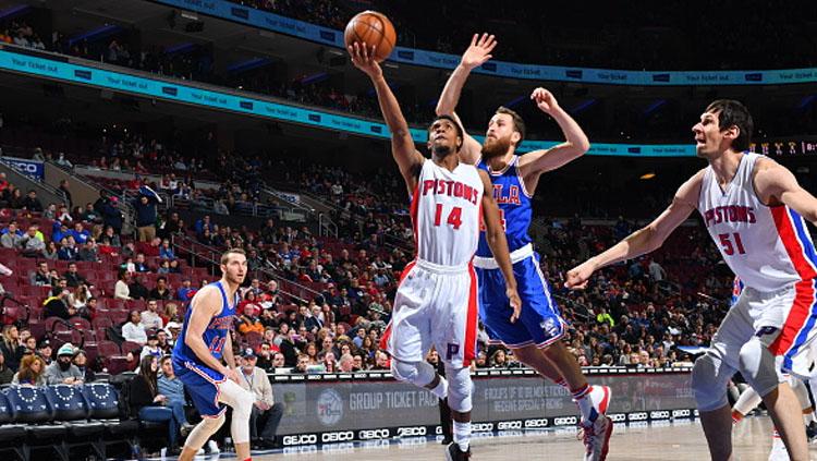 Ish Smith saat akan memasukan bola ke net Philadelphia 76ers. - INDOSPORT